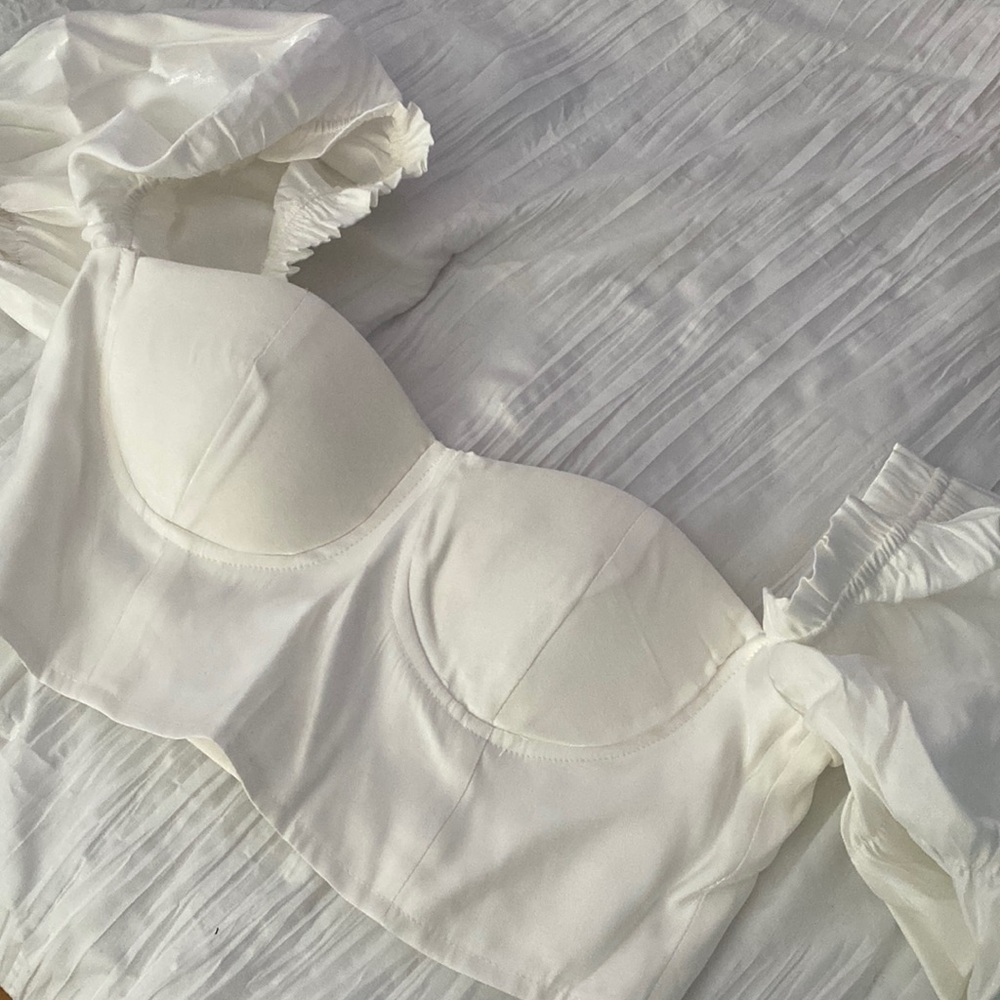 Prettylittlething white crop corset with puff sleeve size 4